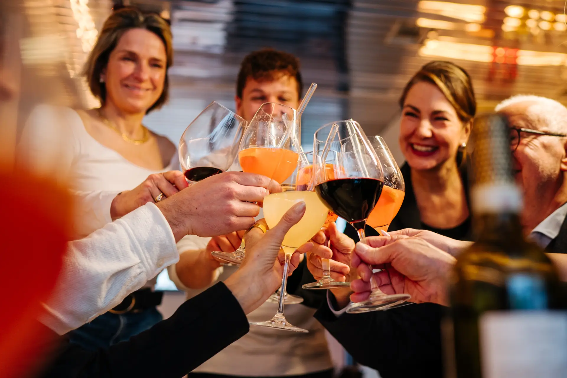 Menschen stoßen an Community